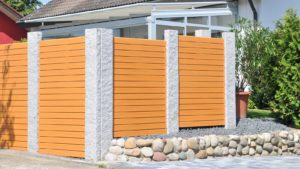 aluminium-sichtschutz-beispiel-2-garten-holzoptik