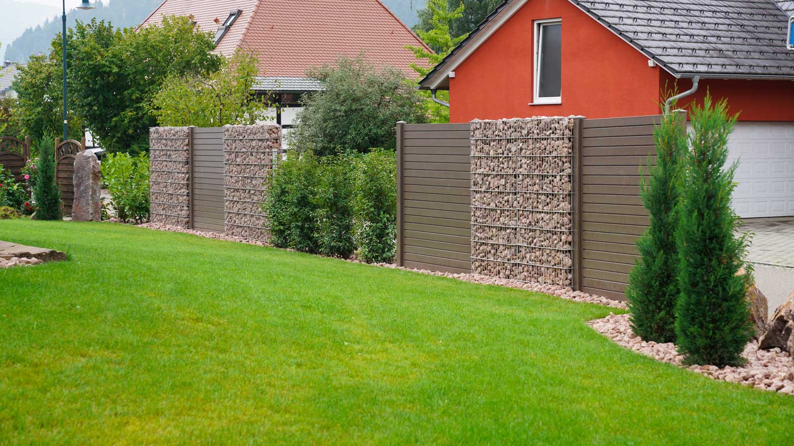 aluminium-sichtschutz-beispiel-3-garten-holzoptik