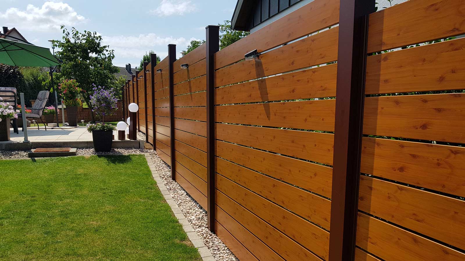 aluminium-sichtschutz-beispiel-garten-holzoptik
